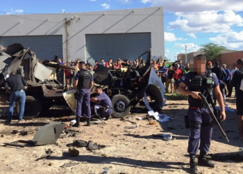 PE – Bandidos explodem carro-forte em área urbana de Petrolina