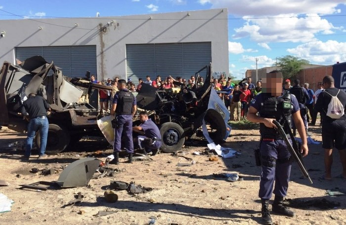 PE – Bandidos explodem carro-forte em área urbana de Petrolina