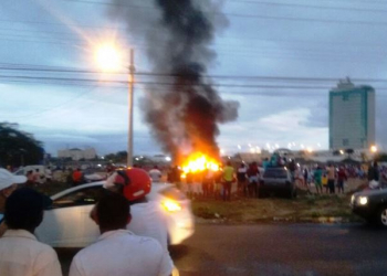 Revoltados com Festival de Prêmios fraudulento, populares tocam fogo em carros em Feira de Santana