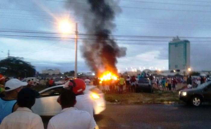 Revoltados com Festival de Prêmios fraudulento, populares tocam fogo em carros em Feira de Santana
