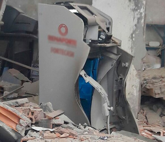 Cofre é explodido dentro de posto de gasolina na BR-324