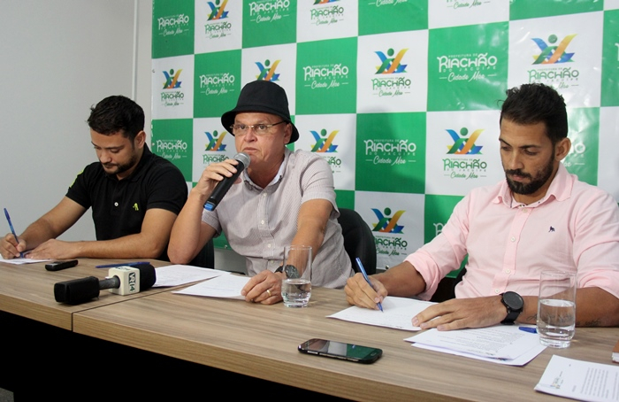 Riachão do Jacuípe: prefeito promove coletiva com a imprensa para tratar de festejos juninos e parceria com o Forró da Mina
