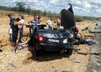 Condutor de Corolla morre ao colidir com carreta na BR 116 Norte