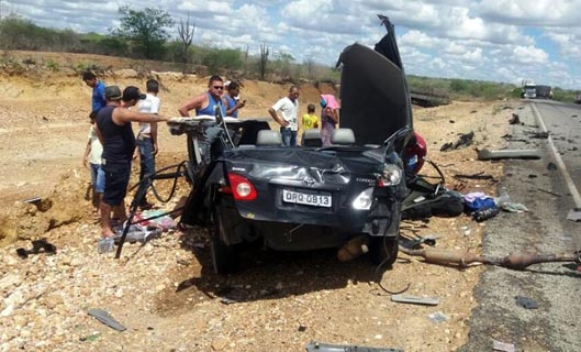 Condutor de Corolla morre ao colidir com carreta na BR 116 Norte