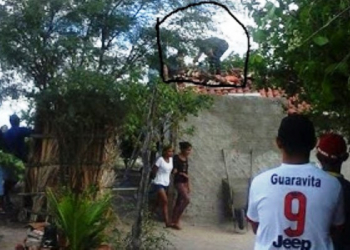 Homem é encontrado morto a tiros em cima do telhado da própria casa