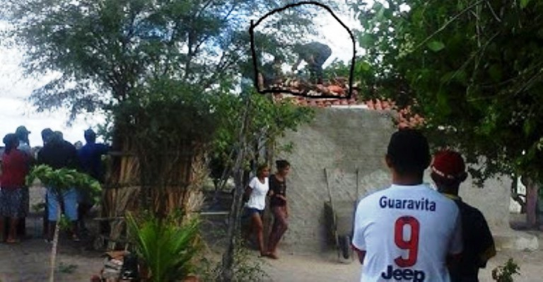 Homem é encontrado morto a tiros em cima do telhado da própria casa