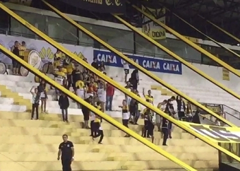 Torcedores do Criciúma provocam Chapecoense: ‘ão-ão-ão, abastece o avião’