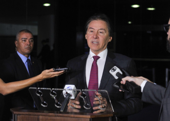 Presidente do Senado é internado na UTI após desmaio, diz assessoria