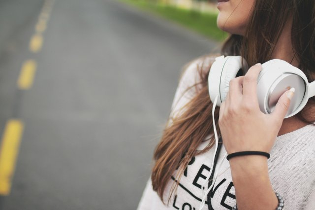 Fone de ouvido: especialistas alertam que música alta pode prejudicar a audição