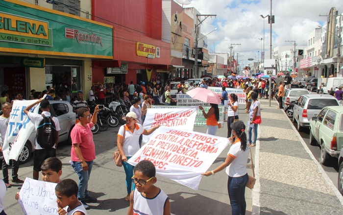 Greve Geral: Protesto contra as reformas da previdência e trabalhista e deputado votado em Coité marcam manifestação