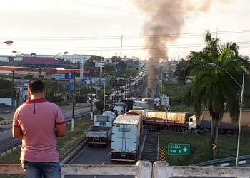 Dia de Greve Geral começa sem ônibus e com BR-324 bloqueada nos dois sentidos