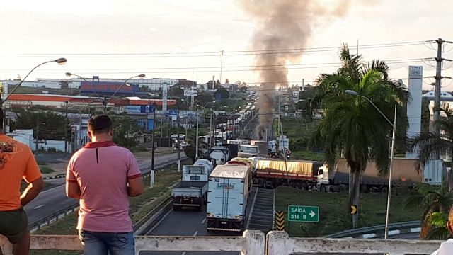 Dia de Greve Geral começa sem ônibus e com BR-324 bloqueada nos dois sentidos