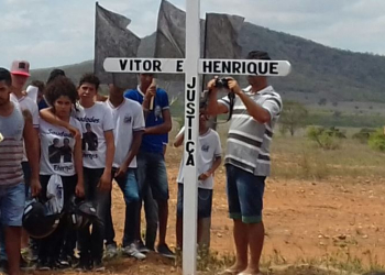 Salgadália – Familiares e amigos de Victor e Henrique colocam uma cruz no local onde supostamente foram mortos