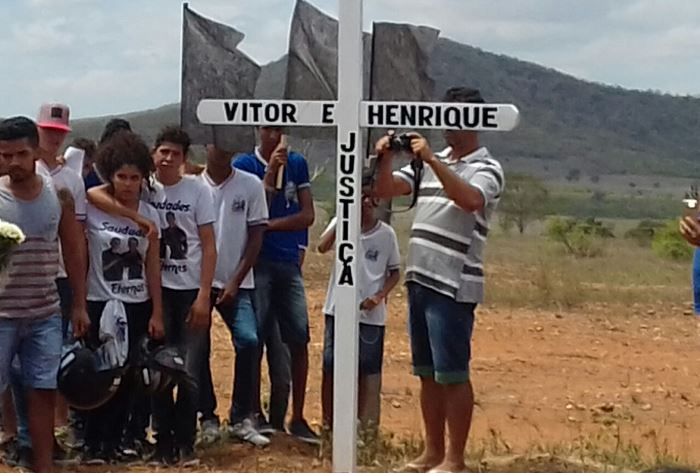 Salgadália – Familiares e amigos de Victor e Henrique colocam uma cruz no local onde supostamente foram mortos