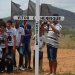 Salgadália – Familiares e amigos de Victor e Henrique colocam uma cruz no local onde supostamente foram mortos