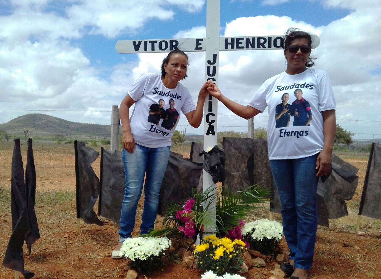 Salgadália – Familiares e amigos de Victor e Henrique colocam uma cruz no local onde supostamente foram mortos