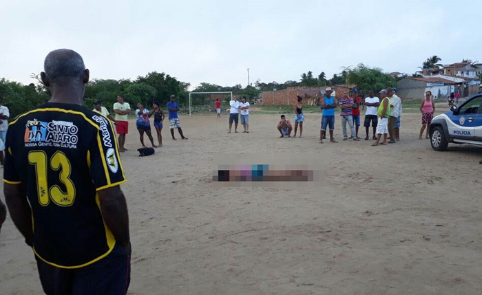 Serrinha – Mulher é encontrada morta a facadas em campo de futebol
