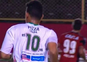 Inusitado! Flu de Feira chama atenção com ofertas de mercado na camisa