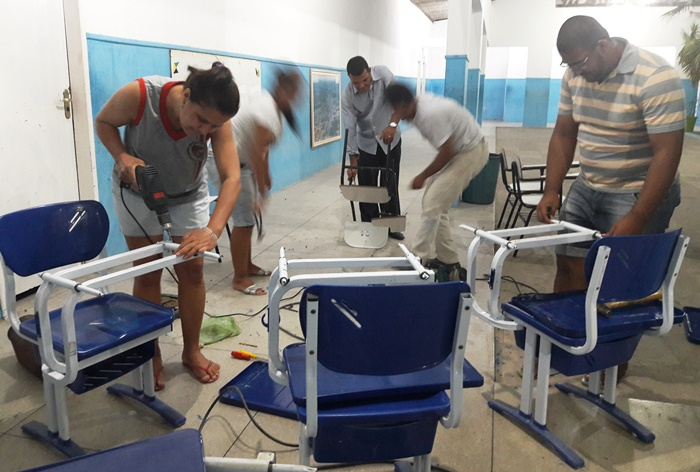 Pais participam de mutirão para consertar dezenas de carteiras quebradas