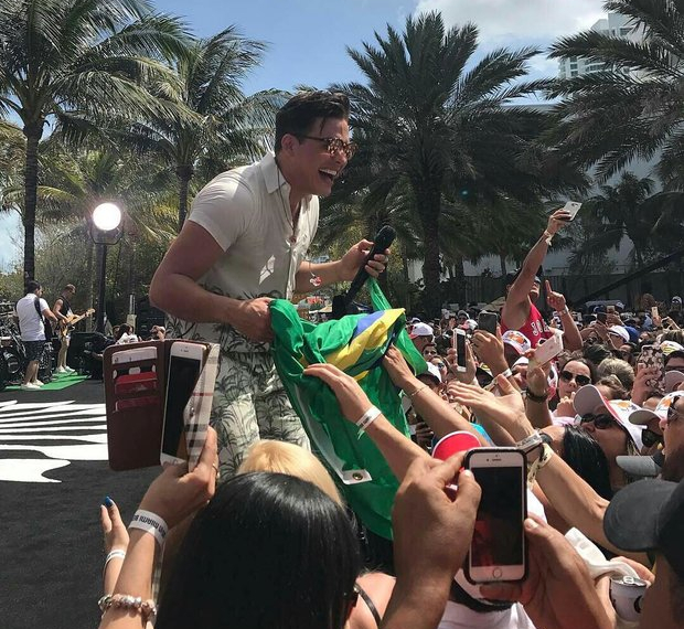 Wesley Safadão corta cabelo e estreia novo visual durante gravação de DVD em Miami