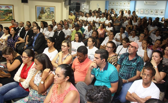 Coité – Servidores lotam a Câmara Municipal para pressionar a não votação do projeto do Executivo que tira direitos adquiridos