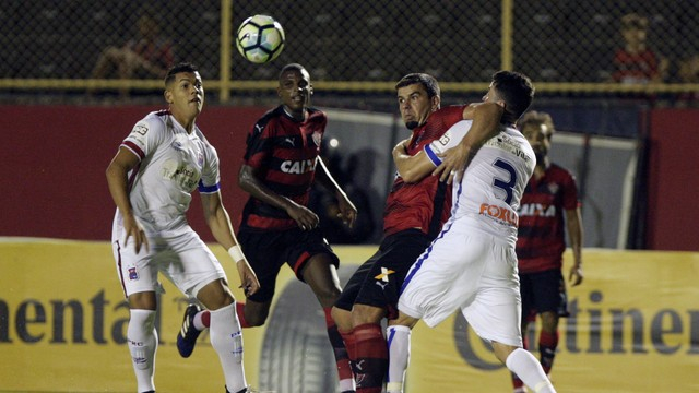 Vitória perde em casa para o Paraná Clube e se complica na Copa do Brasil