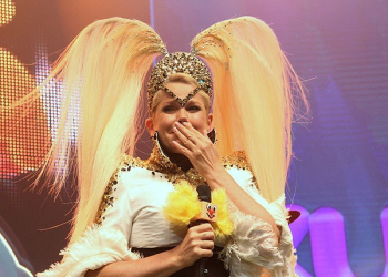 RJ – Xuxa se irrita com vídeo de homenagem e deixa palco durante show