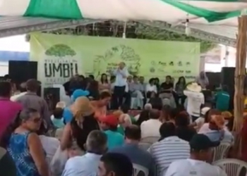 Deputado José Nunes é vaiado durante Festival do Umbu, em Uauá
