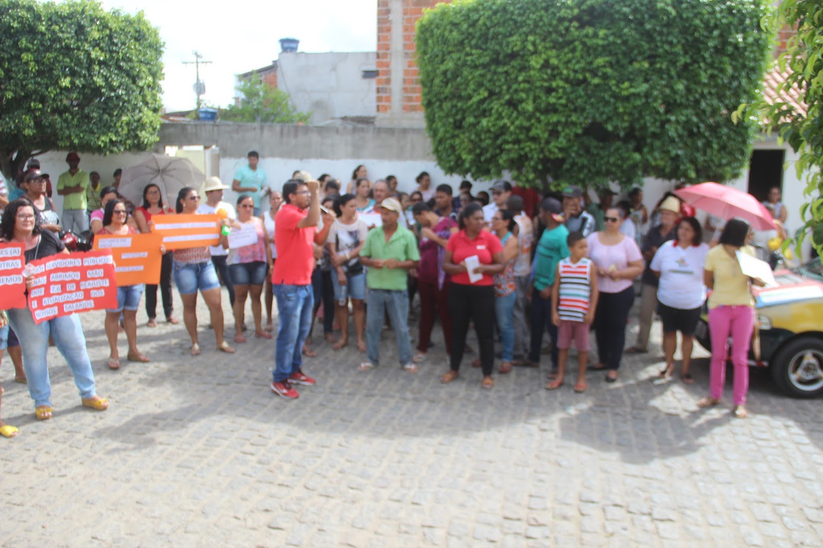 Servidores Públicos realizam manifestação em frete a prefeitura no primeiro dia de greve em Pintadas