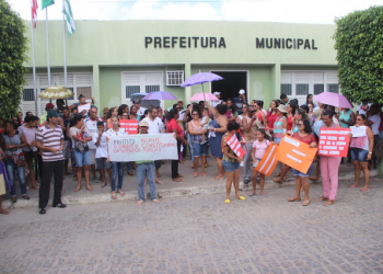 Servidores Públicos realizam manifestação em frete a prefeitura no primeiro dia de greve em Pintadas