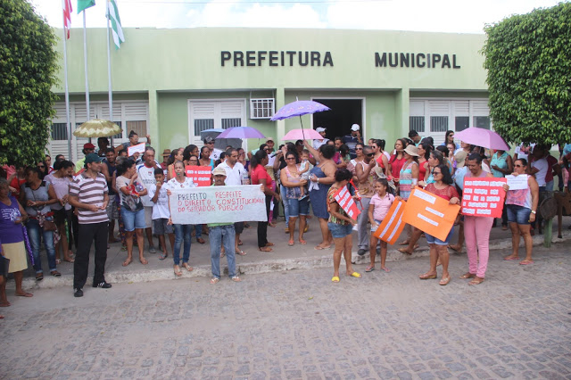Servidores Públicos realizam manifestação em frete a prefeitura no primeiro dia de greve em Pintadas