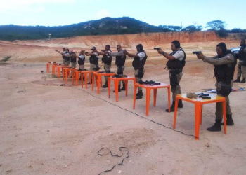 Policiais do 16ºBPM passam por instrução de tiro para atualização profissional