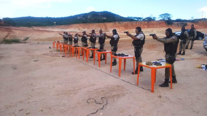 Policiais do 16ºBPM passam por instrução de tiro para atualização profissional