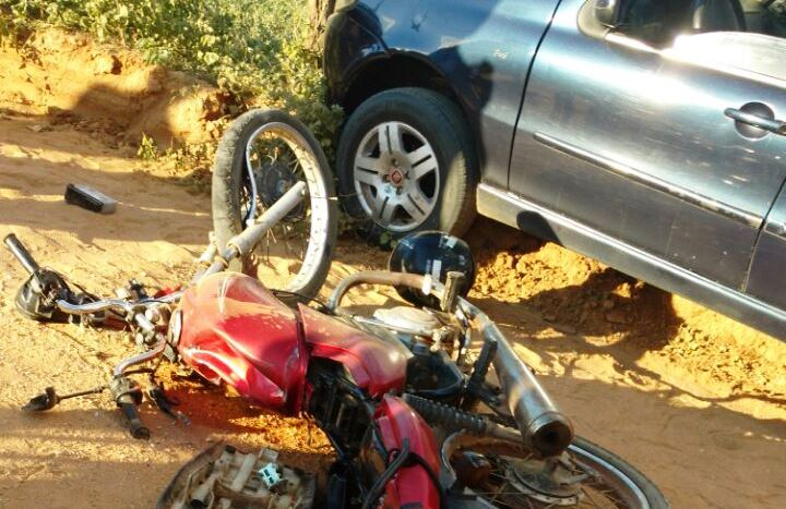 Jovem de 23 anos morre em acidente envolvendo moto e carro