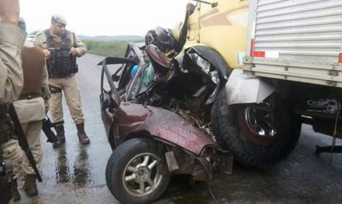 Motorista de carro de passeio morre em colisão com caminhão na BR 116/Norte