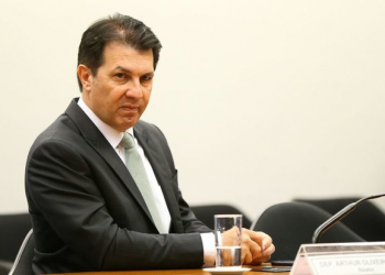 Agentes penitenciários invadem sessão e adiam votação da reforma da Previdência