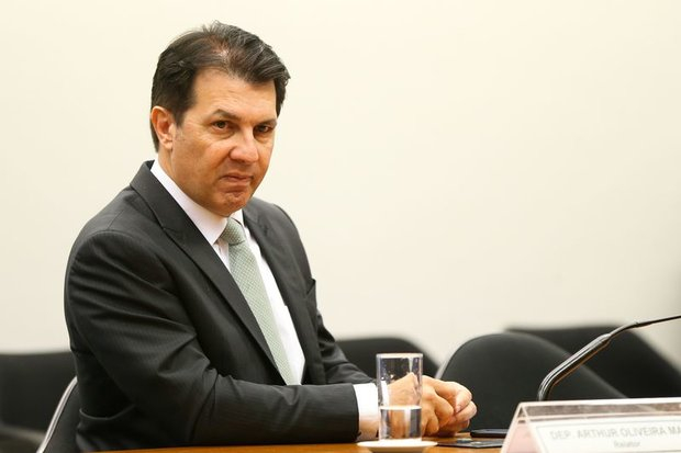 Agentes penitenciários invadem sessão e adiam votação da reforma da Previdência