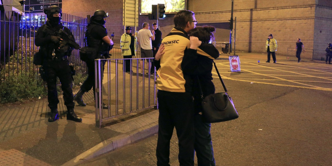 Show de Ariana Grande – Polícia confirma pelo menos 20 mortes em explosão na Manchester Arena