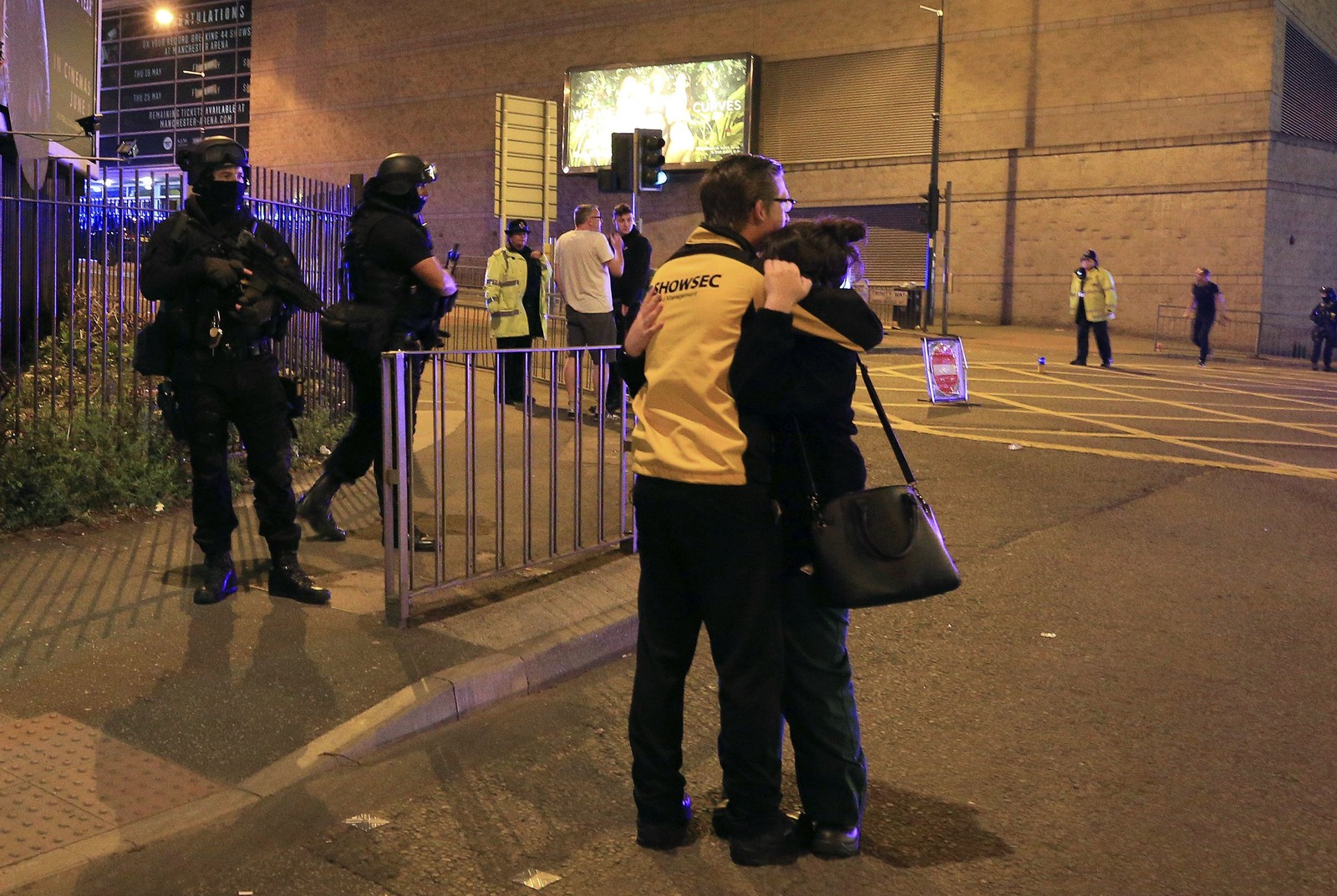 Show de Ariana Grande – Polícia confirma pelo menos 20 mortes em explosão na Manchester Arena