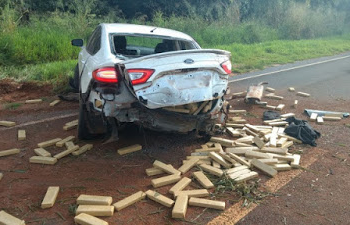 Traficante capota carro com 1 tonelada de maconha, ao fugir da PRF