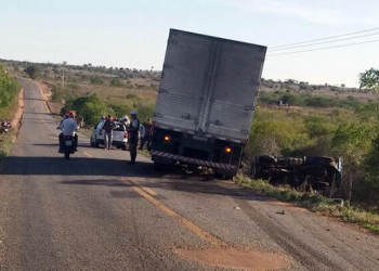 Colisão traseira entre caminhão-baú e caçamba deixa vítima gravemente ferida na BA-120