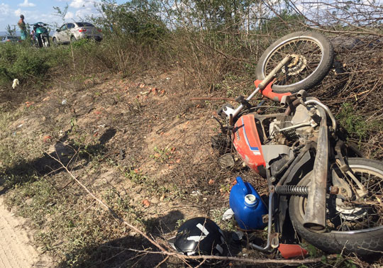 Colisão envolvendo carro e moto deixa dois feridos na BA 120