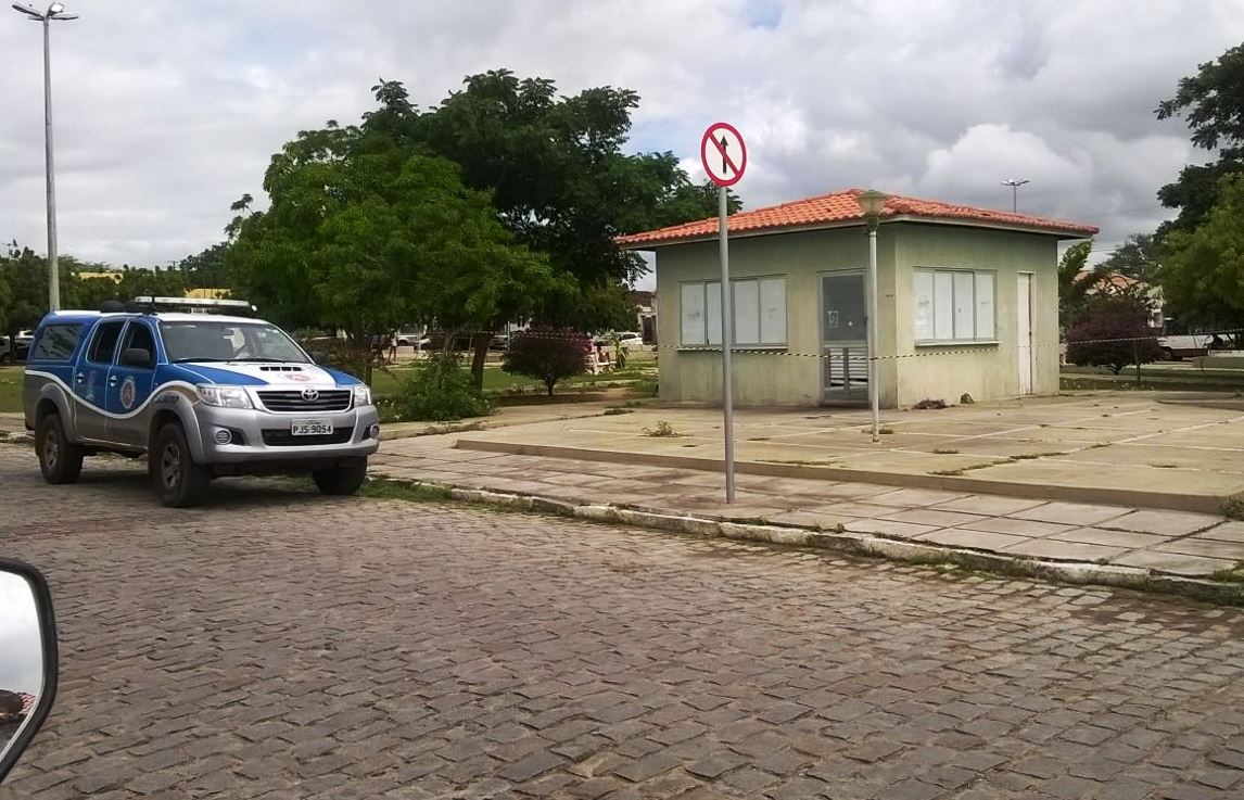 Corpo em decomposição é encontrado em quiosque em frente ao Fórum de Riachão do Jacuípe