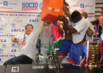 Guto Ferreira leva um banho de água gelada durante entrevista coletiva