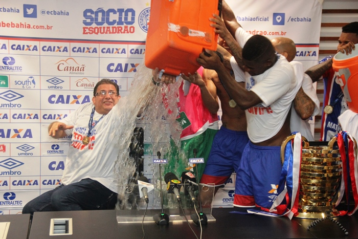 Guto Ferreira leva um banho de água gelada durante entrevista coletiva