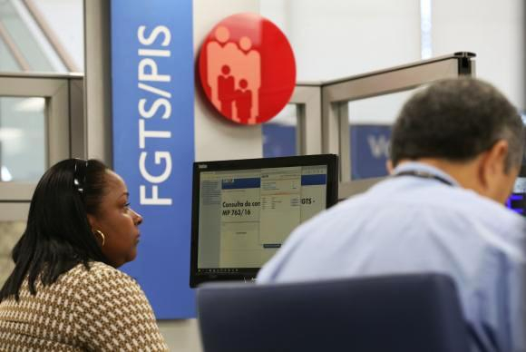 Agências da Caixa abrem mais cedo hoje para pagamento de contas inativas do FGTS