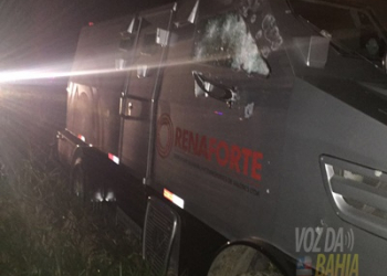 Carro-forte é alvejado por bandidos durante tentativa de assalto em Conceição da Feira