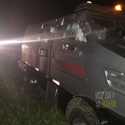 Carro-forte é alvejado por bandidos durante tentativa de assalto em Conceição da Feira