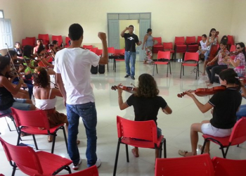 NEOJIBA realiza oficina gratuita de música em Capim Grosso