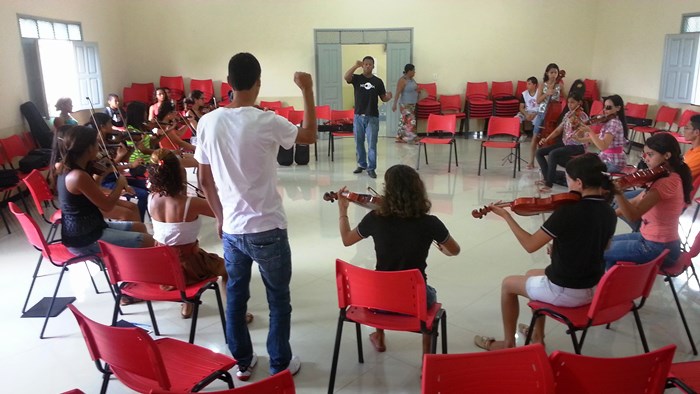 NEOJIBA realiza oficina gratuita de música em Capim Grosso